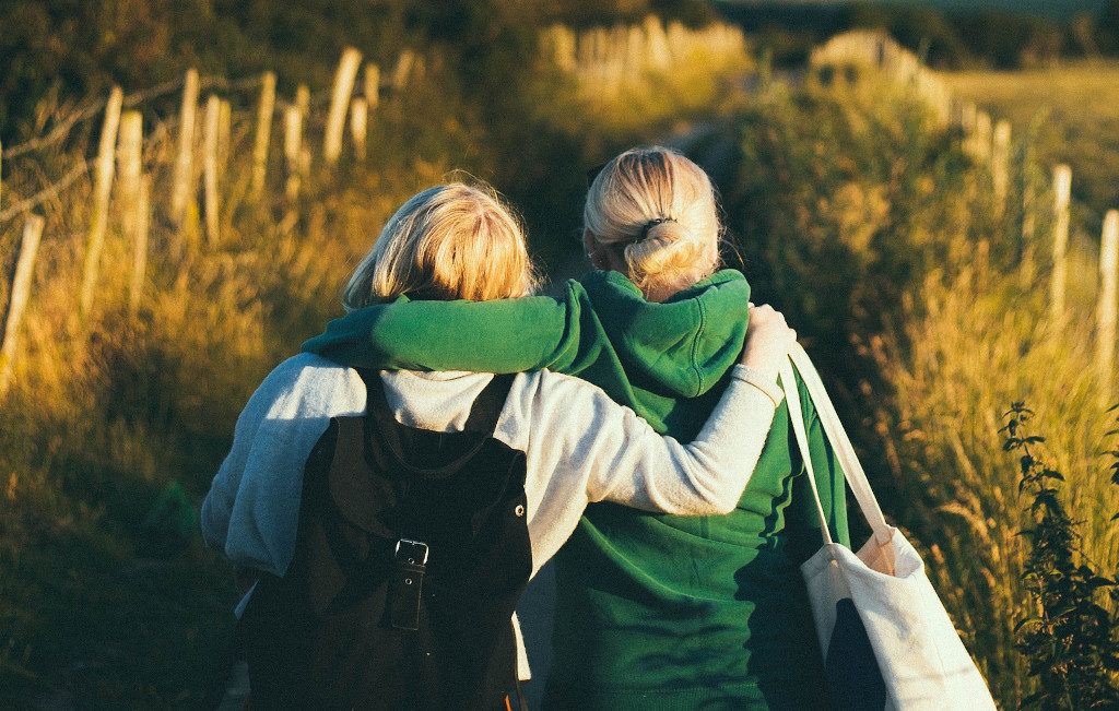 Image de deux personnes amies